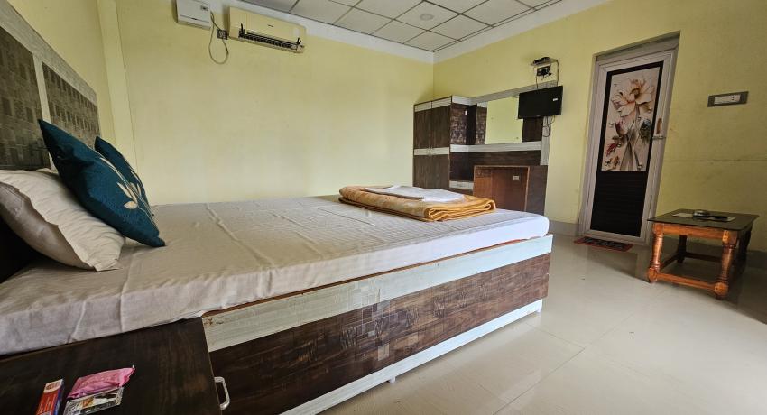 Single King Size Bed Non AC Room